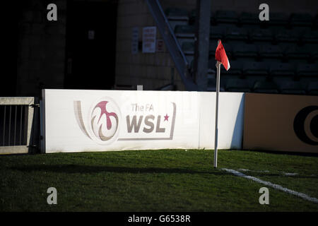 Calcio - fa Women's Super League - Lincoln City Ladies / Arsenal Ladies - Sincil Bank. Dettaglio di una bandiera d'angolo e di una scheda che legge il fa WSA. Foto Stock