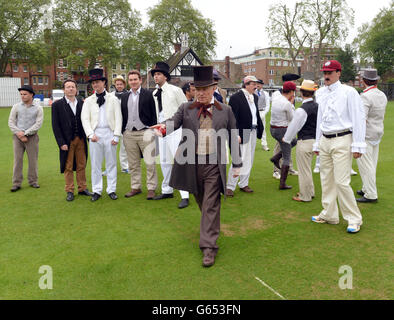 Jeffrey Archer, vestito in costume vittoriano, si lancia come l'umpire prima del Wisden Victorian Cricket Match a Vincent Square, Londra. Foto Stock