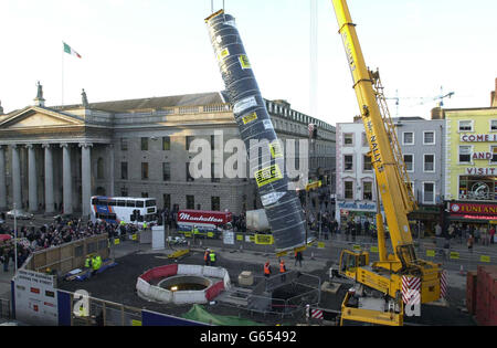 La prima sezione del nuovo monumento di Dublino dopo essere stato collocato sulla sua base in o'Connell Street, Dublino, Repubblica d'Irlanda. * il monumento illuminato all'avanguardia che raggiunge i 120 metri nel cielo dominerà il paesaggio della strada più famosa di Dublino ed è stato irriverentemente battezzato lo Spike dalla gente del posto. Foto Stock