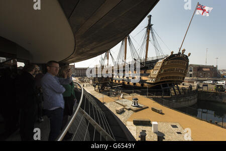 Una vista generale della vittoria di HMS dal balcone del nuovo Mary Rose Museum, che aprirà alla fine di maggio al Portsmouth Historic Dockyard nell'Hampshire. Foto Stock
