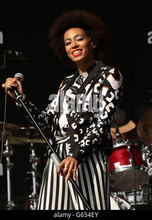 Solange Knowles si esibisce al Field Day Festival di Victoria Park, a est di Londra, il 25 maggio 2013. Foto Stock