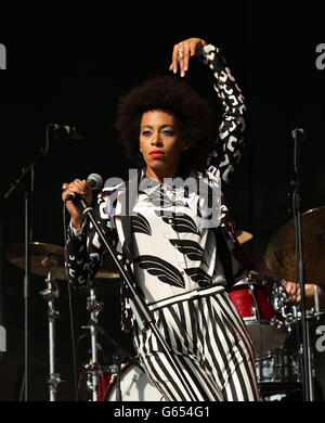 Solange Knowles si esibisce al Field Day Festival di Victoria Park, a est di Londra, il 25 maggio 2013. Foto Stock