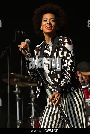 Solange Knowles si esibisce al Field Day Festival di Victoria Park, a est di Londra, il 25 maggio 2013. Foto Stock