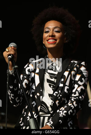 Field Day Festival - Londra. Solange Knowles si esibisce al Field Day Festival di Victoria Park, nella zona est di Londra, il 25 maggio 2013. Foto Stock