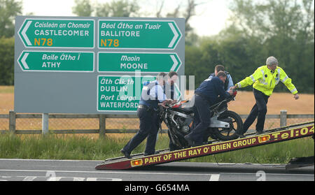 Una motocicletta viene caricata su un camion sulla N78 vicino ad Athy, Co Kildare dopo che due persone sono morte e un terzo è stato gravemente ferito in un incidente stradale. Foto Stock