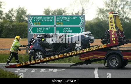 Una macchina è caricata su un camion sulla N78 vicino ad Athy, Co Kildare dopo due persone sono morti e un terzo è stato gravemente ferito in un incidente stradale. Foto Stock