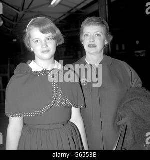 Bette Davis e la sua figlia di 11 anni, Barbara Davis Merrill, lasciano Victoria Station, Londra per la Francia settentrionale. Foto Stock