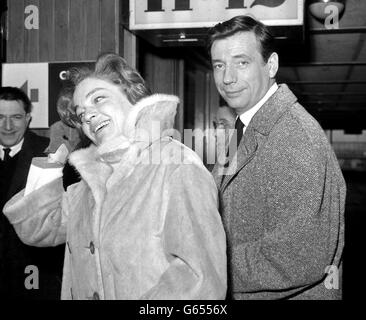 L'attore francese Yves Montand e la sua attrice moglie Simone Signoret sono raffigurati all'aeroporto di Londra dopo il volo da Parigi. Foto Stock