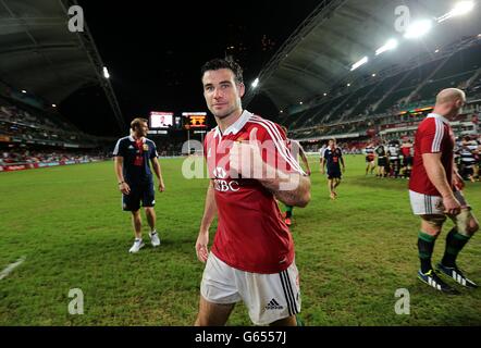 Rugby Union - Tour dei Lions britannici e irlandesi nel 2013 - Barbariani / Lions britannici e irlandesi - Stadio di Hong Kong. Mike Phillips dei Lions britannici e irlandesi dà un pollice in su dopo il gioco Foto Stock