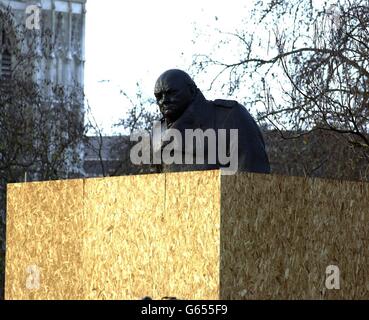 La statua di Sir Winston Churchill in Parliament Square, Londra è protetta da consigli di amministrazione in preparazione alle celebrazioni di Capodanno. Il Sindaco e la polizia metropolitana consigliano alla gente di evitare Trafalgar Square e il West End la vigilia di Capodanno. * a meno che non dispongano di biglietti per un evento organizzato. L'area pedonale centrale di Trafalgar Square, dove le folle tradizionalmente vedono nel Capodanno, sarà chiusa al pubblico a causa di lavori di costruzione. Foto Stock