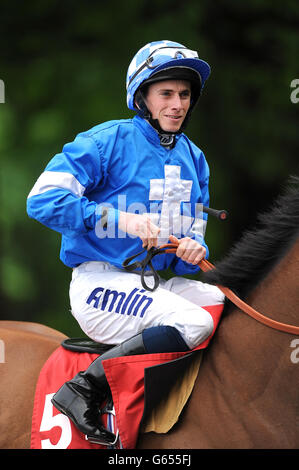 Corse di cavalli - Cantor Fitzgerald Brigadier Gerard sera - Sandown Park Racecourse. Ryan Moore, jockey Foto Stock