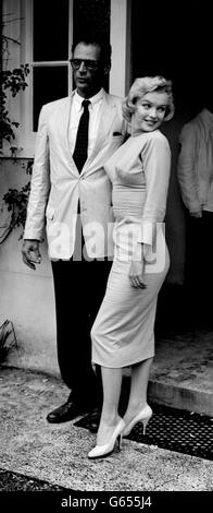 Marilyn Monroe, visto con il suo marito di drammaturgo Arthur Miller come hanno trascorso parte della loro luna di miele a Parkside House, Englefield Green, Surrey. Foto Stock