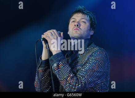 Tom Meighan si esibisce con Kasabian al Forbidden Fruits Festival 2013 nei terreni del Royal Hospital di Kilmainham, Dublino. Foto Stock