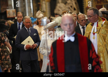 La Regina Elisabetta II partecipa ad un servizio presso l'Abbazia di Westminster nel centro di Londra per celebrare il 60° anniversario dell'incoronazione della Regina. Foto Stock