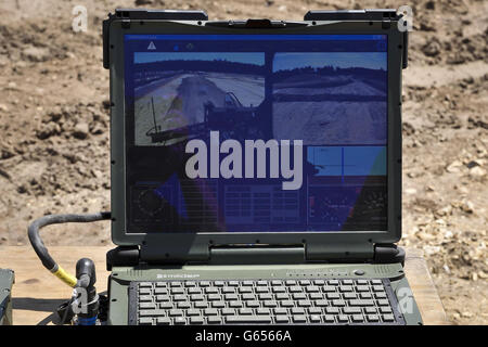 La vista, come si vede da una macchina fotografica del digger corazzata Terrier su un computer portatile utilizzato per controllare il nuovo componente hardware militare durante una presentazione al Defence Armwoured Vehicle Center, Bovington, Dorset. Foto Stock