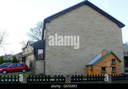 La casa di Wendy sul lato della casa di famiglia di Goodwill a Barnoldswick, Lancs, che può essere tirato giù dal Consiglio di Pendle perché è uno sviluppo non autorizzato. * la casa di legno - che è alto 6ft e largo 4ft - richiede il permesso di progettazione perché è stato eretto fuori e confina con un'autostrada in Coates Lane, Barnoldswick, Lancashire, ha detto un portavoce del Consiglio di Pendle. Foto Stock