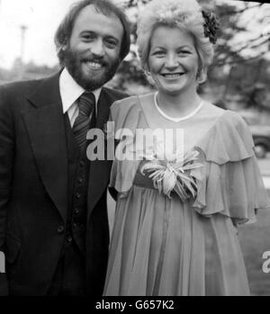 Bee Gee Maurice Gibb e la sua sposa Yvonne Spenceley dopo che sono stati sposati all'ufficio del registro di Haywards Heath. Maurice, recentemente divorziato dalla cantante Lulu, incontrò Yvonne quando i Bee Gees cantavano in un night club a Batley, nello Yorkshire, dove lavorava. 12/01/03 : Bee Gee Maurice Gibb e la sua sposa Yvonne Spenceley dopo essere stati sposati all'ufficio del registro di Haywards Heath. Gibb morì in ospedale domenica 12° 2003, ha detto la sua famiglia. I 53 anni erano stati in una condizione critica in ospedale dopo aver subito un attacco di cuore durante un'operazione per rimuovere un blocco intestinale dopo di lui Foto Stock