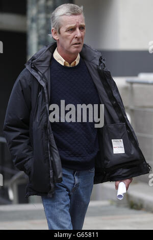 Jon Venables per l'udito di parole. Jimmy Bulger lo zio di James Bulger arriva a Liverpool Crown Court, Liverpool. Foto Stock