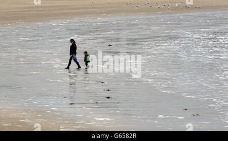 Una vista generale della spiaggia di Margate Main Sands , una delle otto spiagge della zona di Thanet, Kent, che sarà insignita dei premi Bandiera Blu, in quanto più di 50 spiagge inglesi soddisfano i nuovi standard europei per ricevere lo status di Bandiera Blu. Foto Stock