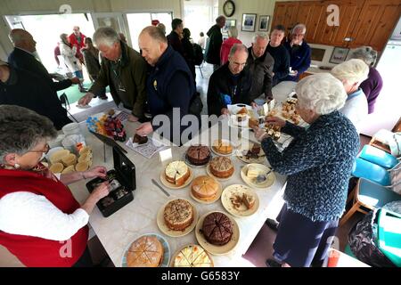 Il tè pomeridiano e le torte vengono serviti nel Ladies Pavilion durante il giorno uno della partita della LV County Championship Division 2 a New Road, Worcester. Foto Stock