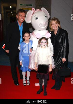 La presentatrice televisiva Phillip Schofield e la sua famiglia posano con la star televisiva dei bambini Angelina Ballerina durante la prima festa pre-spettacolo di Nutcracker al Coliseum di Londra. Foto Stock