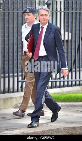 Philip Hammond (destra) Segretario di Stato per la Difesa a Downing St, Londra, per una riunione della COBRA dopo l'attacco a Woolwich ieri sera. Foto Stock