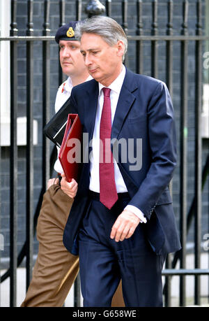 Philip Hammond (destra) Segretario di Stato per la Difesa a Downing St, Londra, per una riunione della COBRA dopo l'attacco a Woolwich ieri sera. Foto Stock