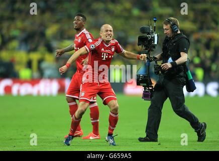 Calcio - UEFA Champions League - finale - Borussia Dortmund / Bayern Monaco di Baviera - Stadio di Wembley. Il Bayern Munich Arjen Robben celebra la vittoria della Champions League come fischio finale Foto Stock