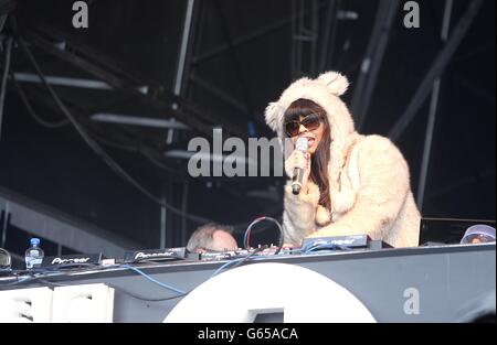 Jameela Jamil suona al Big Weekend di radio One, a Ebrington Square a Londonderry, Irlanda del Nord. Foto Stock