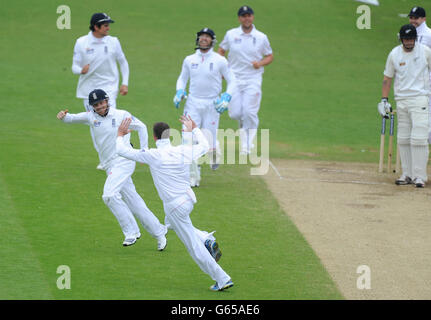 Graeme Swann (in basso) e Ian Bell (a sinistra), che hanno catturato Doug Bracewell della Nuova Zelanda, celebrano il suo wicket durante la seconda partita Investec Test a Headingley, Leeds. Foto Stock