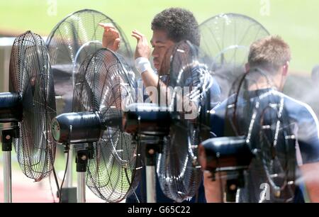 Toby Faletau dei Lions britannici e irlandesi si raffredda con i tifosi durante una sessione di allenamento all'Hong Kong Stadium di Hong Kong. Foto Stock