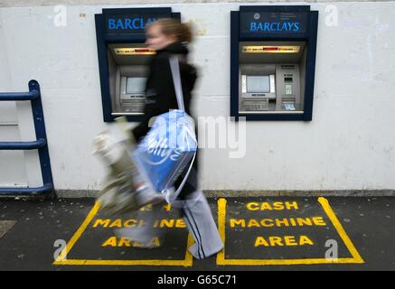 Le macchine a pagamento presso la banca Barclays, Grosvenor Street, Manchester, dove le scatole sono state dipinte a terra per impedire alle persone di fare coda troppo vicino e prevenire i contrabbando. Il nuovo e innovativo schema di Manchester, dà alle persone il proprio spazio personale quando ritirano denaro. *08/12/04: Le società edili britanniche hanno oggi esortato i parlamentari ad adottare misure per proteggere i consumatori dalle casse a pagamento. La Building Societies Association (BSA) ha chiesto una maggiore notifica preventiva delle tariffe sui bancomat con avvertenze chiare, specifiche e prominenti. Foto Stock