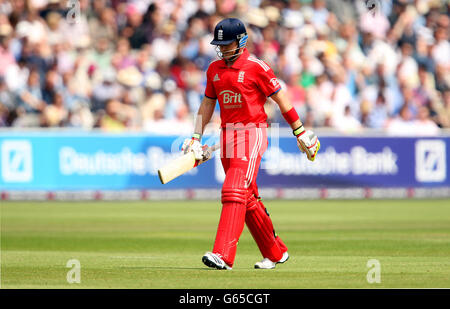 Cricket - First Natwest One Day International - Inghilterra / Nuova Zelanda - Lord's. Ian Bell dell'Inghilterra lascia il campo dopo essere stato catturato fuori Foto Stock