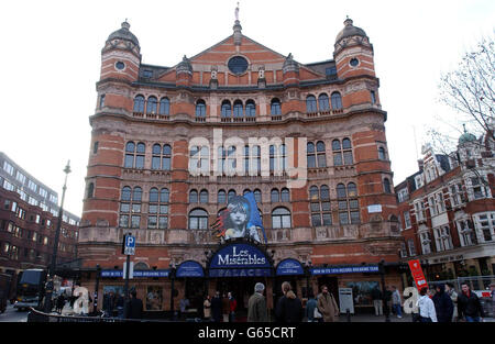 Una vista generale del Palace Theatre, Londra. 21/11/03: Lunghissima mostra di scena Les Miserables si trasferì in una nuova casa dopo 18 anni, è stato annunciato. Lo spettacolo lascerà il Palace Theatre nel marzo 2004 al Queens Theatre di Shaftesbury Avenue nell'aprile 2004. Foto Stock