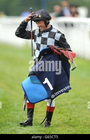 Jockey Frankie Dettori dopo aver terminato la Princess Elizabeth Stakes su Beatrice Aurore durante la Festa delle Signore degli investitori all'Ippodromo di Epsom Downs, Surrey. Foto Stock