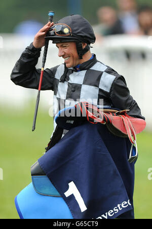 Jockey Frankie Dettori dopo aver terminato la Princess Elizabeth Stakes su Beatrice Aurore durante la Festa delle Signore degli investitori all'Ippodromo di Epsom Downs, Surrey. Foto Stock