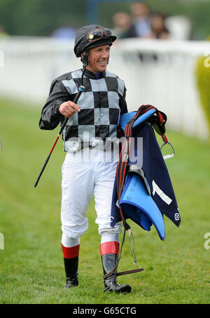 Jockey Frankie Dettori dopo aver terminato la Princess Elizabeth Stakes su Beatrice Aurore durante la Festa delle Signore degli investitori all'Ippodromo di Epsom Downs, Surrey. Foto Stock