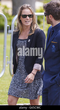 La medaglia d'argento olimpica Hannah Mills arriva per i funerali di Andrew 'Bart' Simpson a Sherbourne, Dorset. Foto Stock