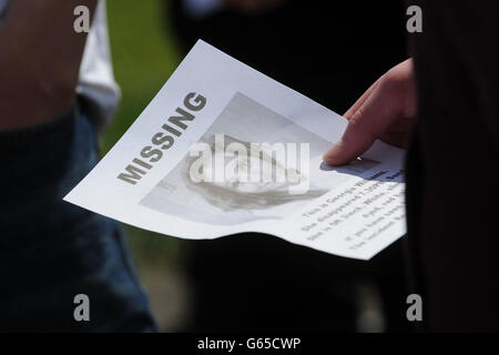 Amici di Georgia Williams distribuire volantini intorno a Wellington, Shropshire come la ricerca della ragazza mancante va avanti. Foto Stock