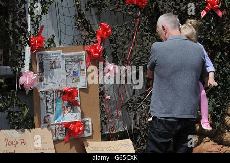 Ed e Ruby Lowe guardano ad un tributo per la ragazza mancante Georgia Williams al Plough Inn, Wellington, Shropshire. Foto Stock