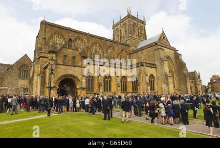 Una vista generale subito dopo il funerale del marinaio olimpico, Andrew 'Bart' Simpson, in Sherborne Abbey a Sherborne, Dorset. Foto Stock