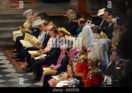 La Regina Elisabetta II e i membri della famiglia reale durante il servizio per celebrare il 60° anniversario dell'incoronazione della Regina Elisabetta II all'Abbazia di Westminster, Londra. Foto Stock