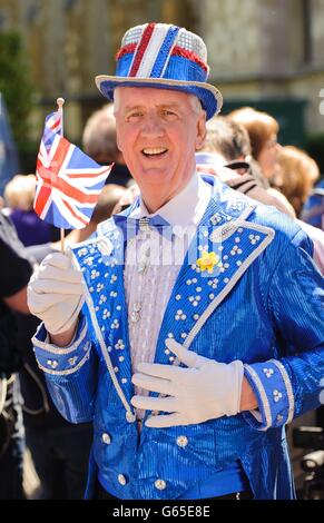 David Weeks, dall'Hampshire, fuori dall'Abbazia di Westminster, nel centro di Londra, in vista di un servizio di celebrazione per celebrare il sessantesimo anniversario dell'incoronazione della Regina Elisabetta II. Foto Stock