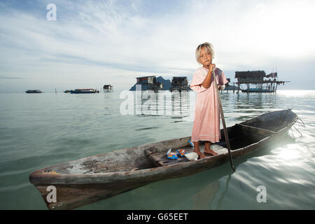 Semporna,Sabah Malaysia - 18 Maggio 2016 : il campo della vita e dell'ambiente del mare comunità zingare che vivono sull'isola Foto Stock