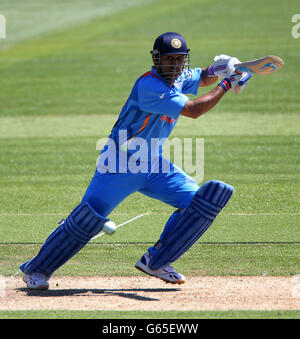 Cricket - Trofeo campioni ICC - Warm Up Match - Australia / India - SWALEC Stadium. MS Dhoni dell'India segna durante il warm up game contro l'Australia davanti al Trofeo ICC Champions, Warm Up Match allo SWALEC Stadium di Cardiff. Foto Stock