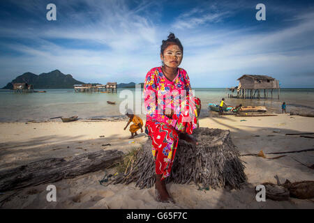 Semporna,Sabah Malaysia - 18 Maggio 2016 : il campo della vita e dell'ambiente del mare comunità zingare che vivono sull'isola Foto Stock