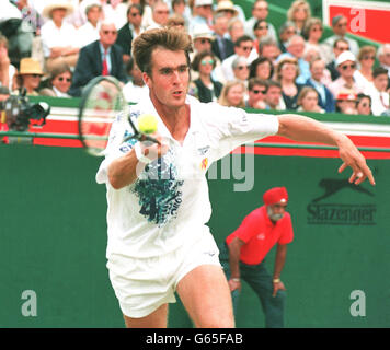 Tod Martin sbatte un ritorno in anticipo durante la sua vittoria finale trionfante sul mondo 1 Pete Sampras, nei campionati Stella Artois, al Queen's Club di Londra. Foto Stock