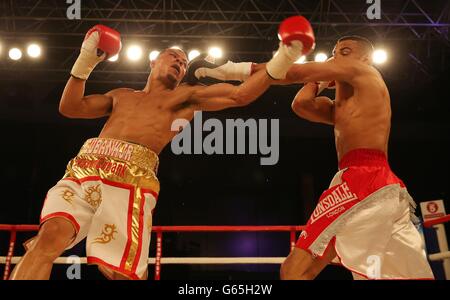 Chris Eubank Junior (a sinistra) durante il suo 8° round stoppage vince su Tyan Booth in un 8 round Supermiddle peso bout a Glow al Bluewater, Kent. Foto Stock