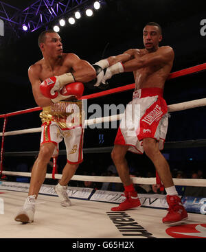 Chris Eubank Junior (a sinistra) durante il suo 8° round stoppage vince su Tyan Booth in un 8 round Supermiddle peso bout a Glow al Bluewater, Kent. Foto Stock