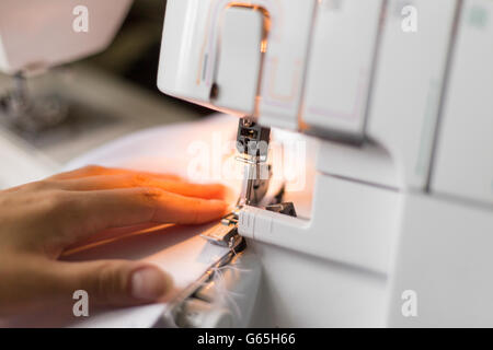 Sarta utilizzando overlock macchina da cucire. Chiudere l immagine di sfondo di cucitura Foto Stock